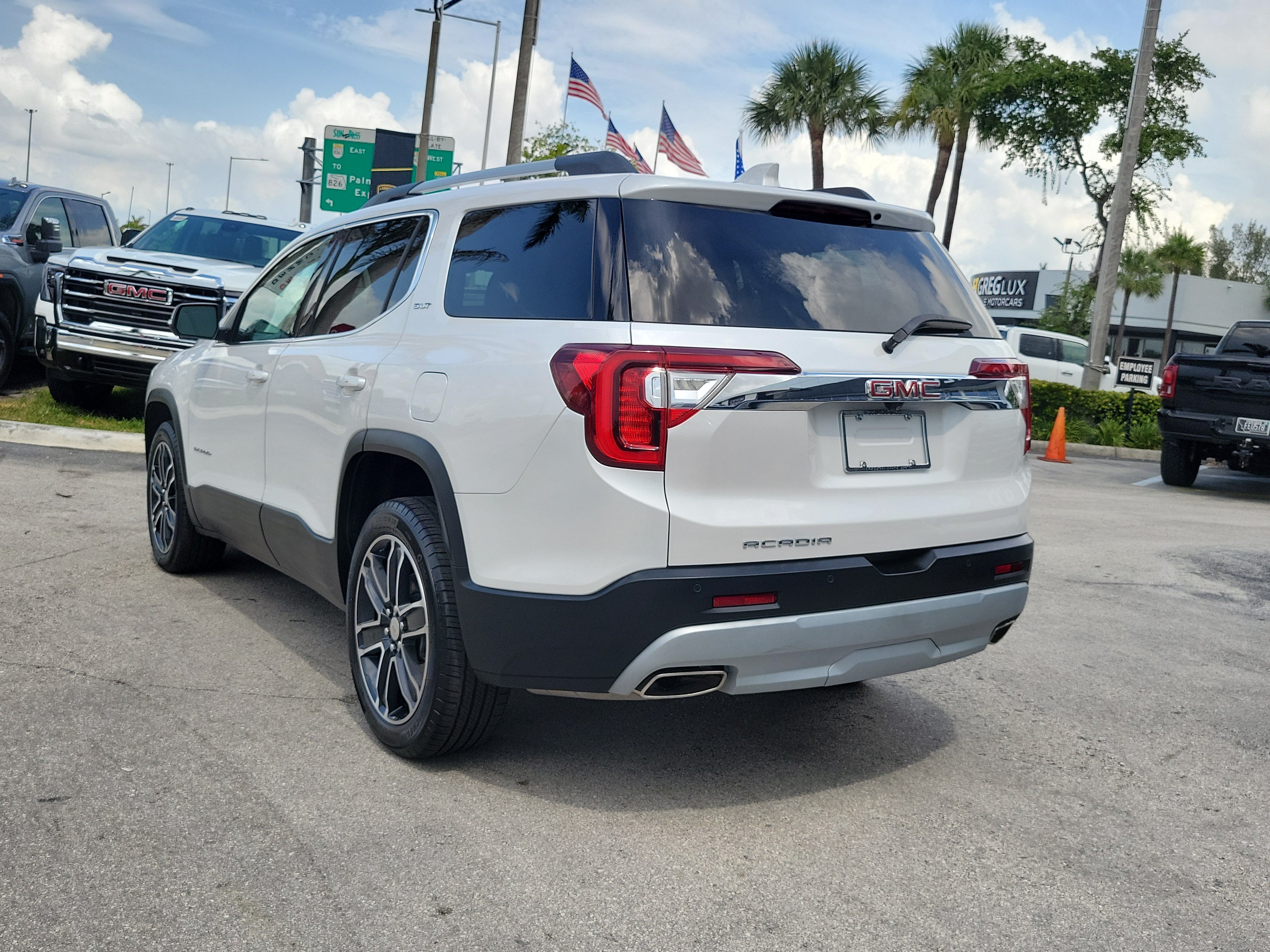 Used 2023 GMC Acadia SLT w/ Technology Package FWD image 7