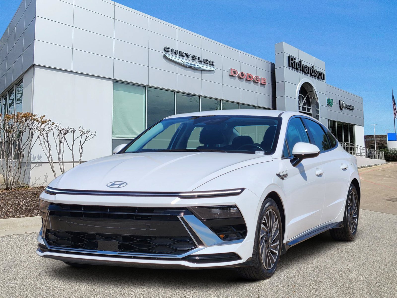 Used 2025 Hyundai Sonata SEL FWD image 2