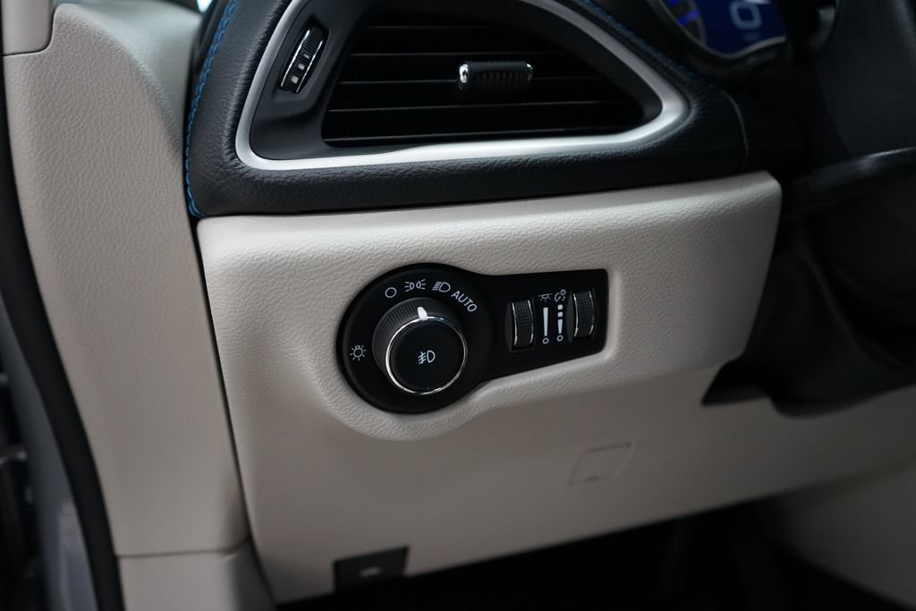 Used 2021 Chrysler Pacifica Touring-L w/ Uconnect Theater Family Group AWD/4WD image 31