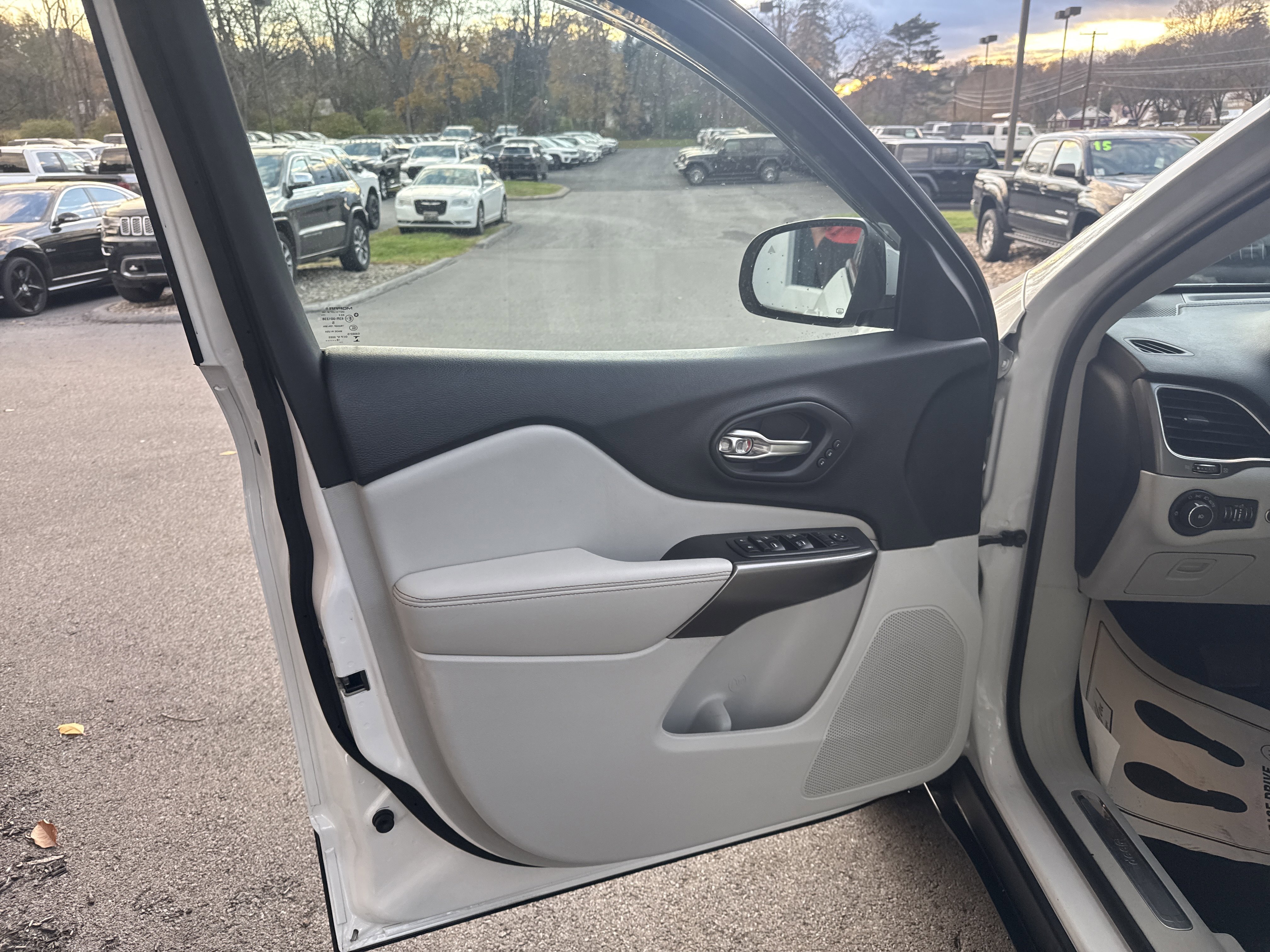 Used 2019 Jeep Cherokee Limited image 15