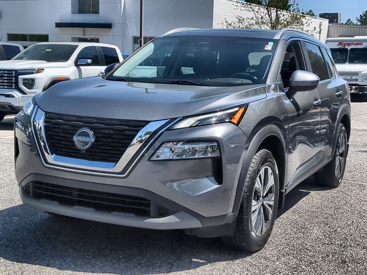 Used 2023 Nissan Rogue SV w/ SV Premium B Package image 4