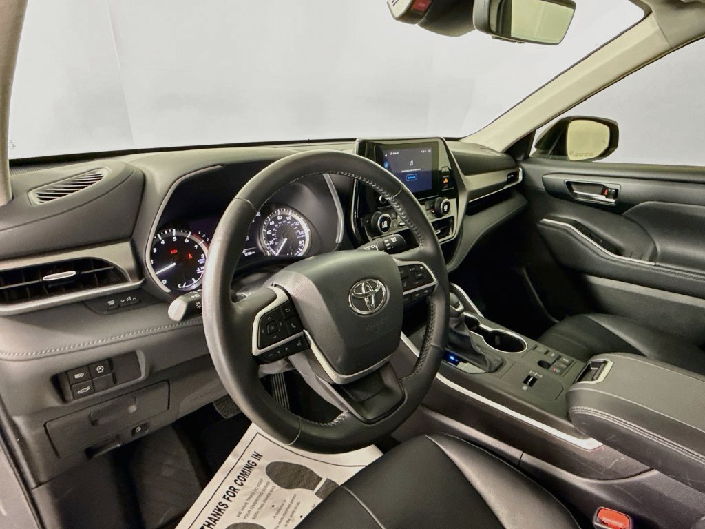 Used 2024 Toyota Highlander XLE FWD image 9