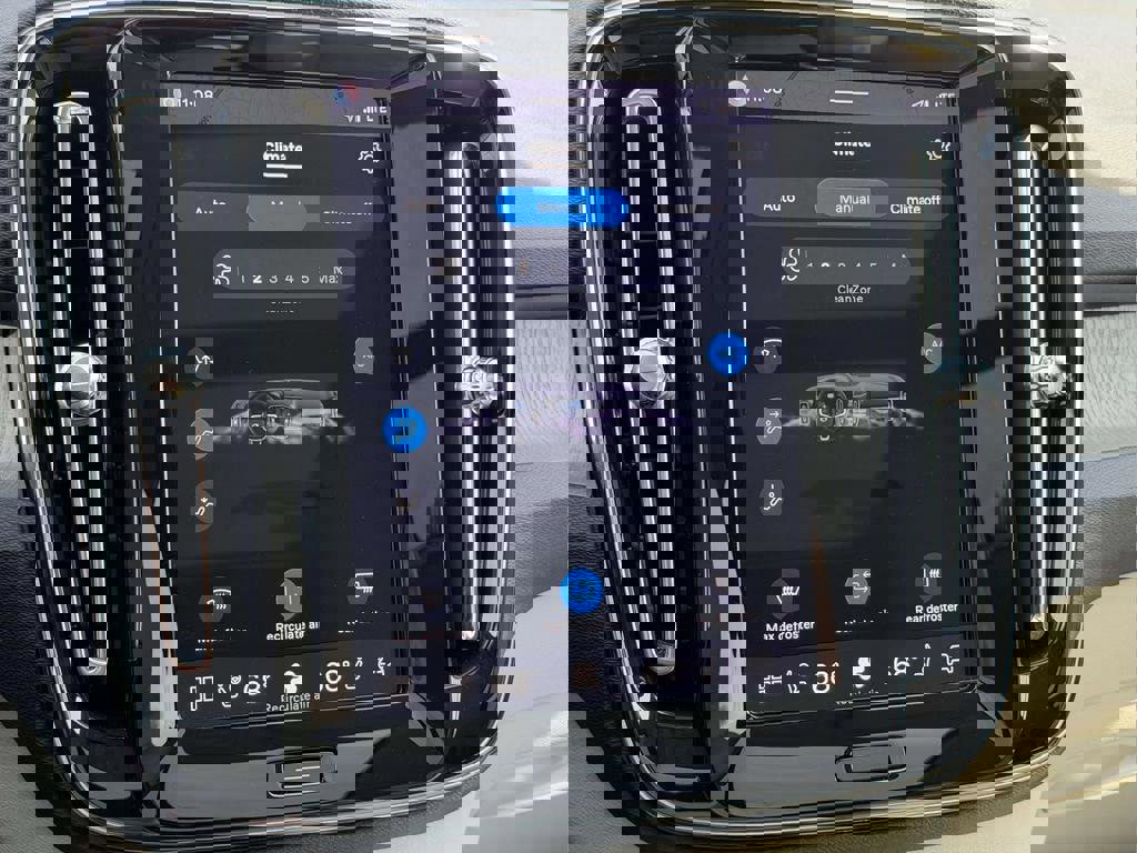 Used 2023 Volvo XC40 B5 Plus w/ Driver Assist Package image 5