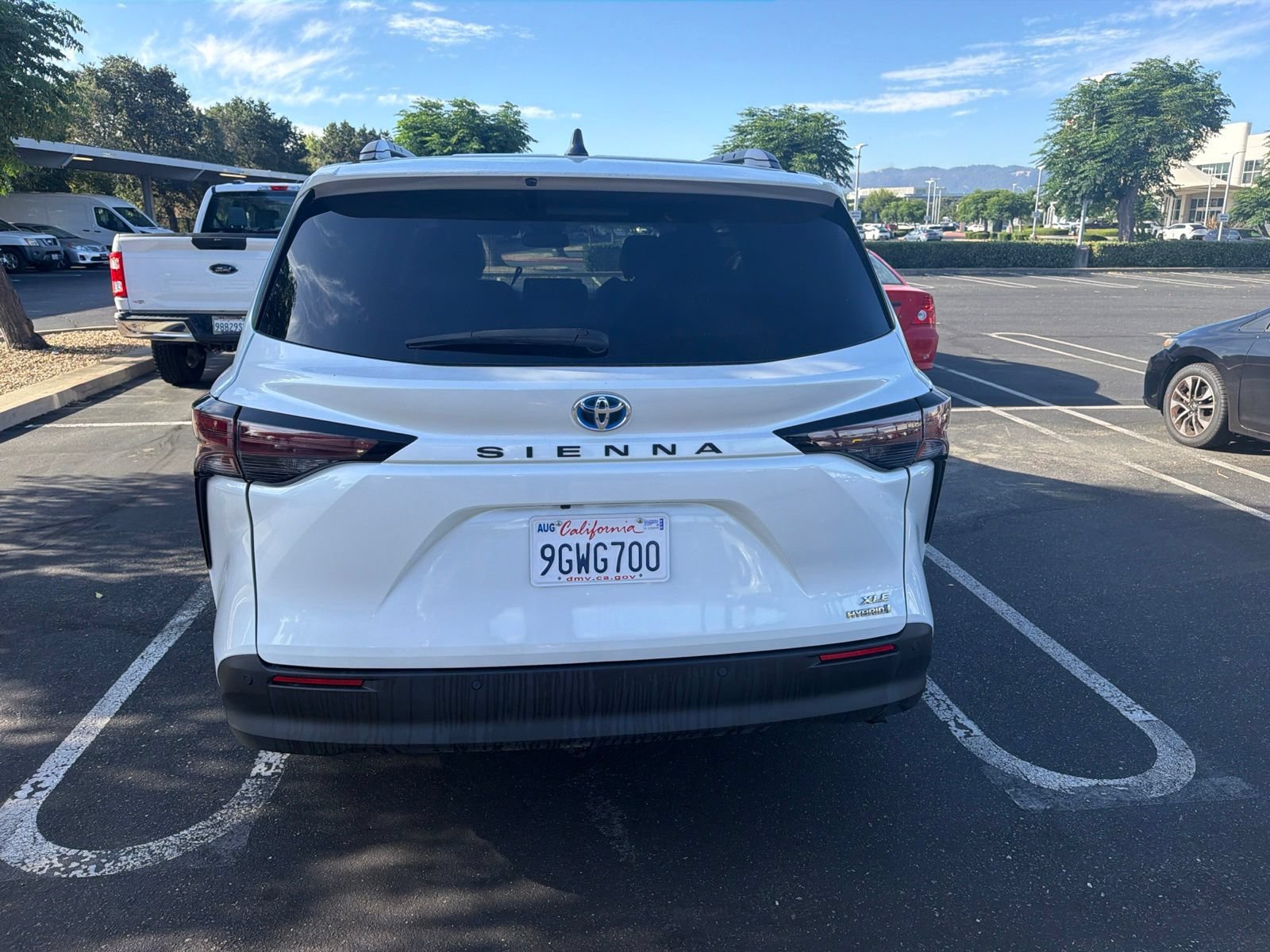 Certified 2023 Toyota Sienna XLE FWD image 5