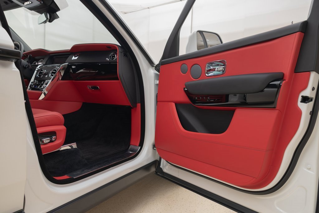 Used 2023 Rolls-Royce Cullinan image 32