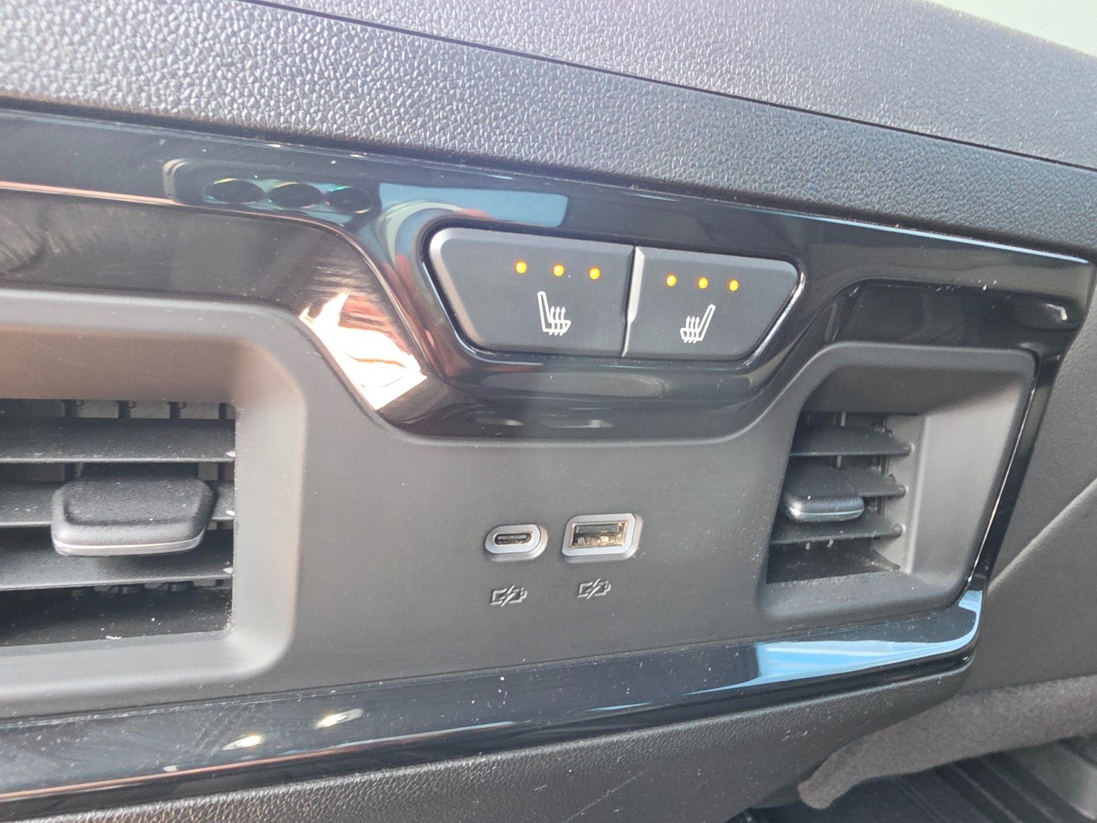 Used 2025 Chevrolet Silverado 2500 ZR2 w/ Technology Package AWD/4WD image 29