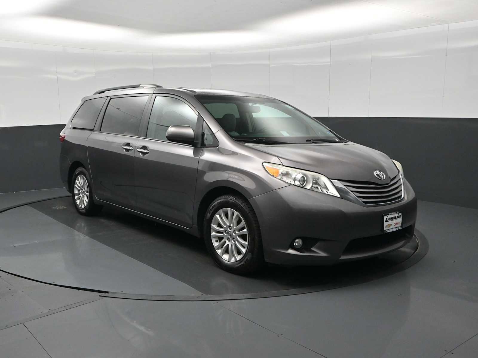 Used 2015 Toyota Sienna XLE image 2