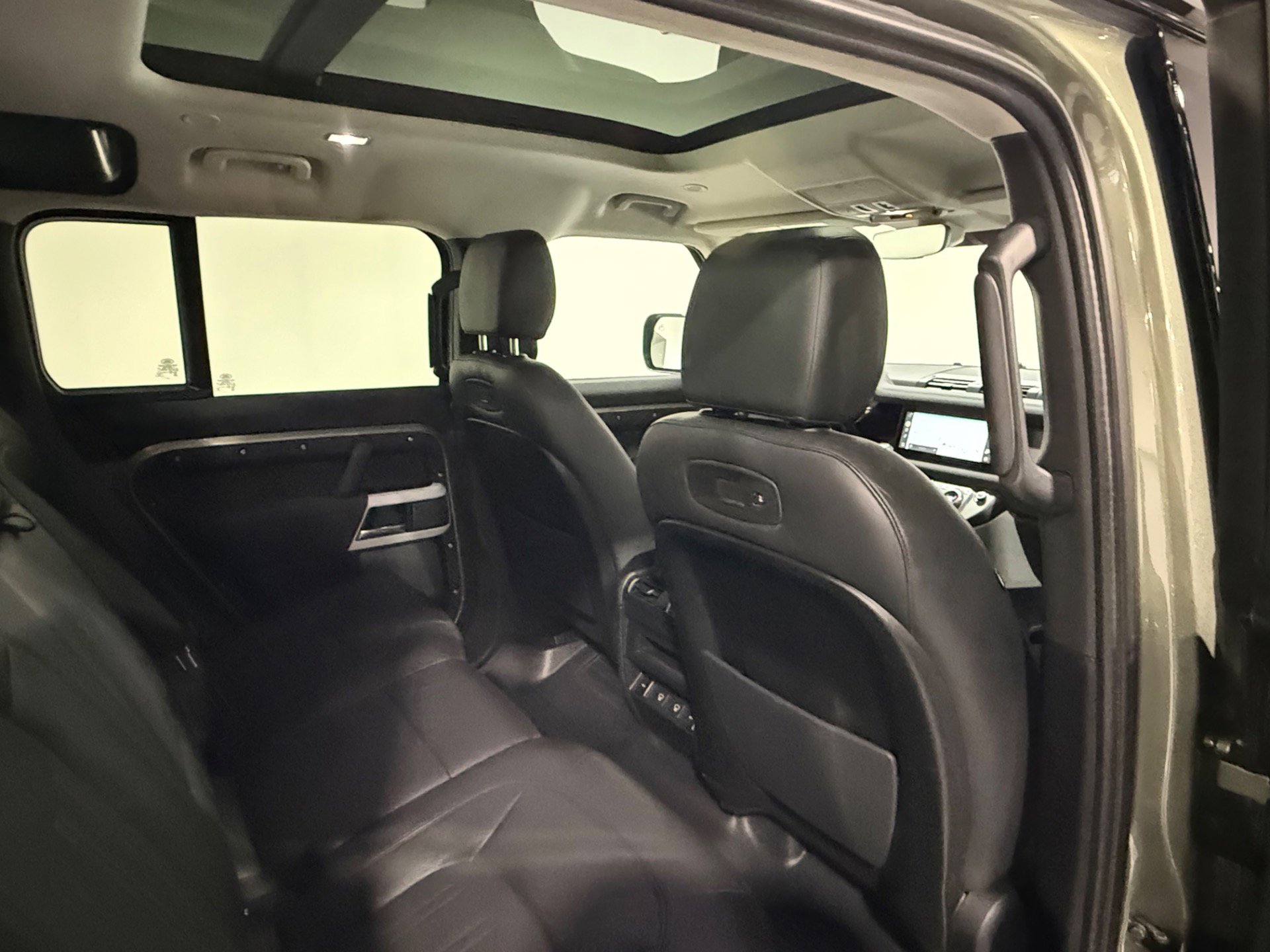 Used 2022 Land Rover Defender 110 S image 47