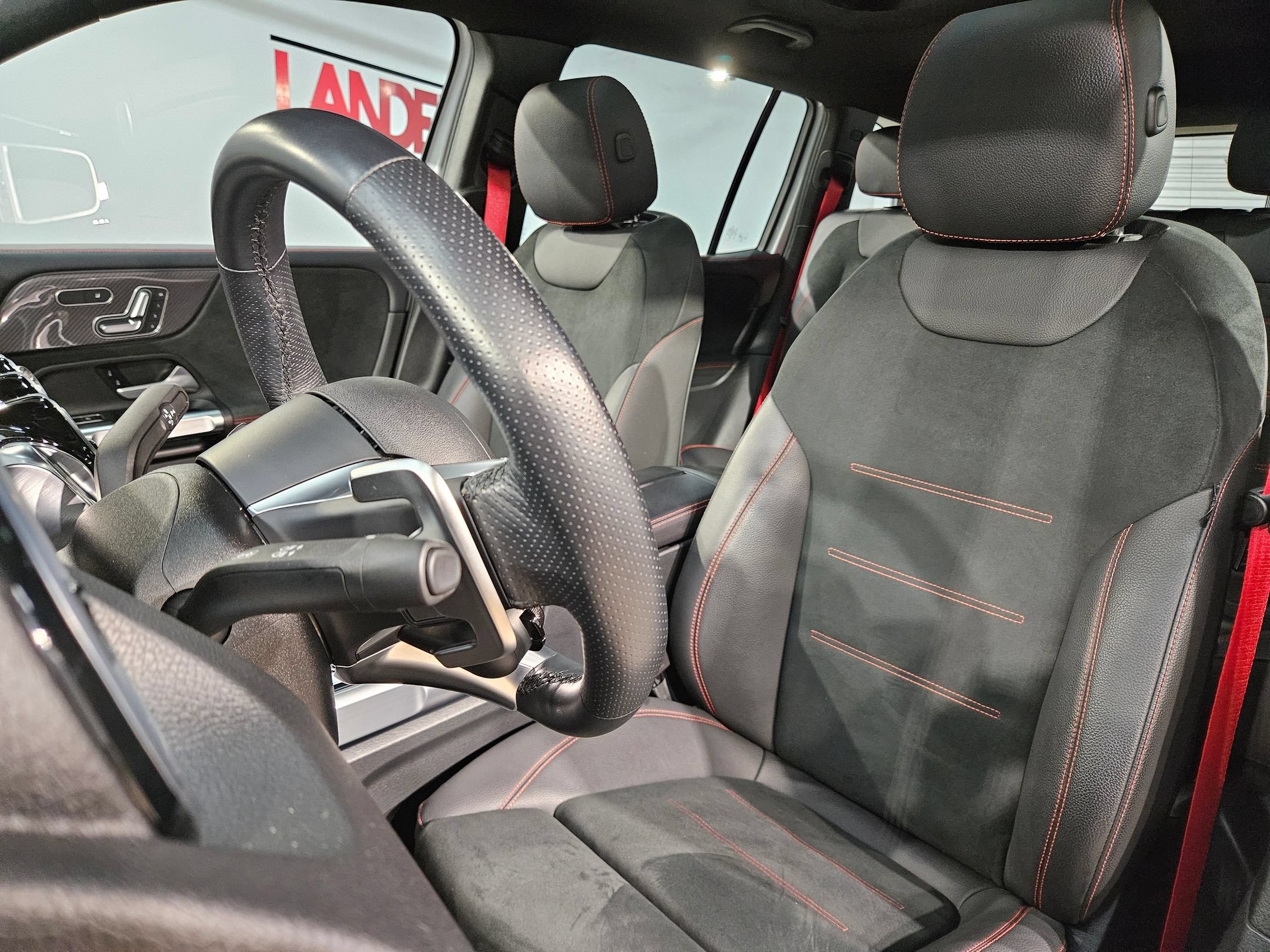 Used 2025 Mercedes-Benz GLB 35 AMG 4MATIC image 25