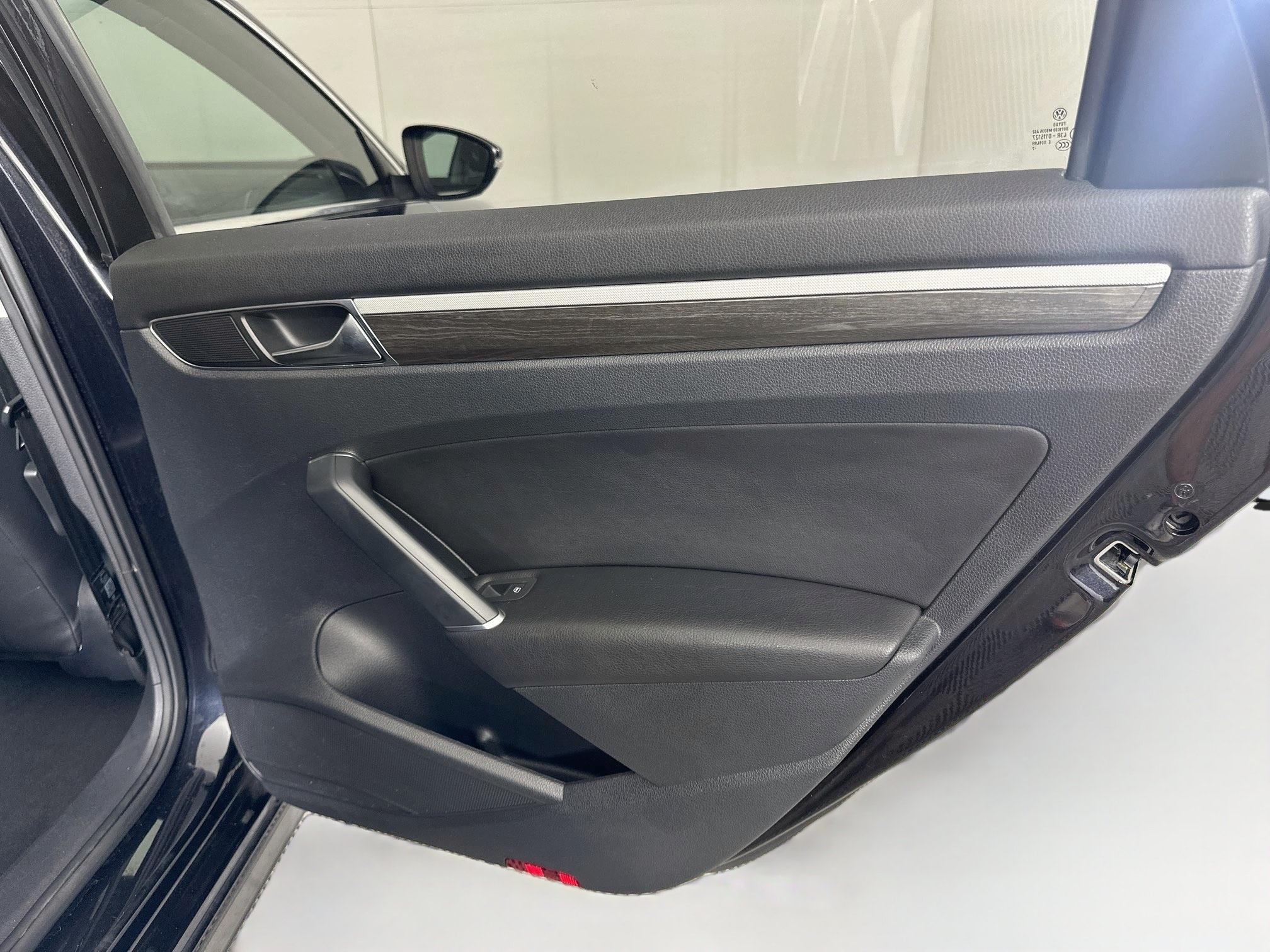 Used 2018 Volkswagen Passat 2.0T SE FWD image 30