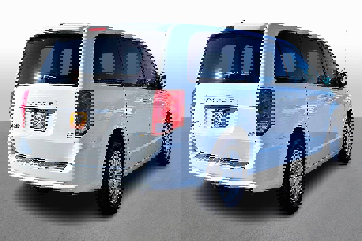 Used 2018 Dodge Grand Caravan SE w/ UConnect Hands-Free Group image 2