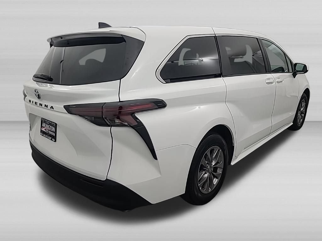 Used 2026 Toyota Sienna LE FWD image 5