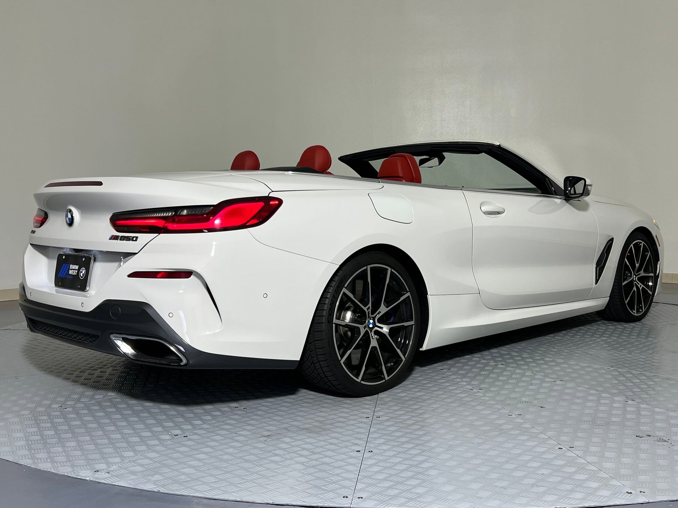 Used 2021 BMW M850i xDrive Convertible w/ Driving Assistance Package image 9