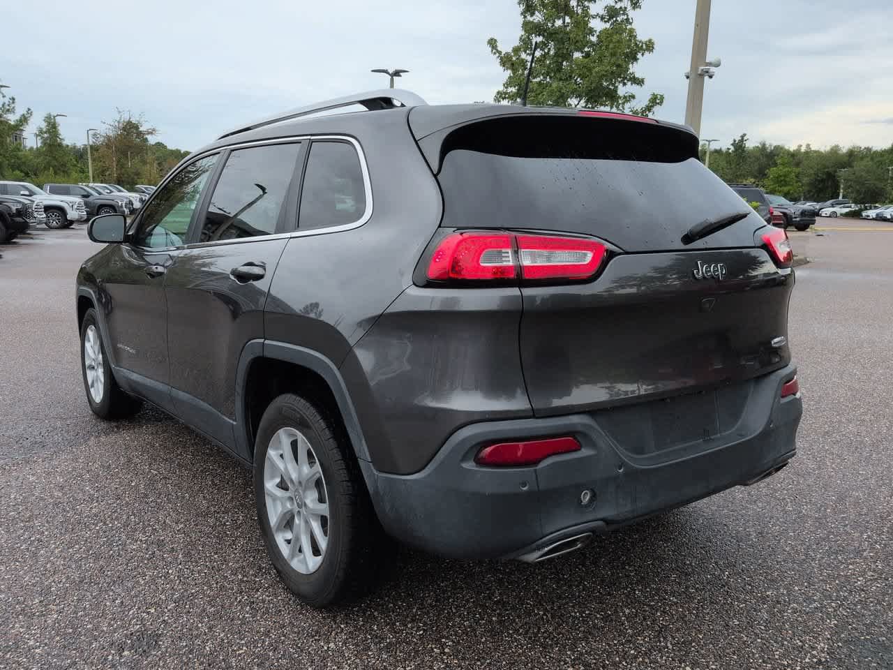 Used 2017 Jeep Cherokee Latitude w/ Safety/Convenience Group FWD image 4