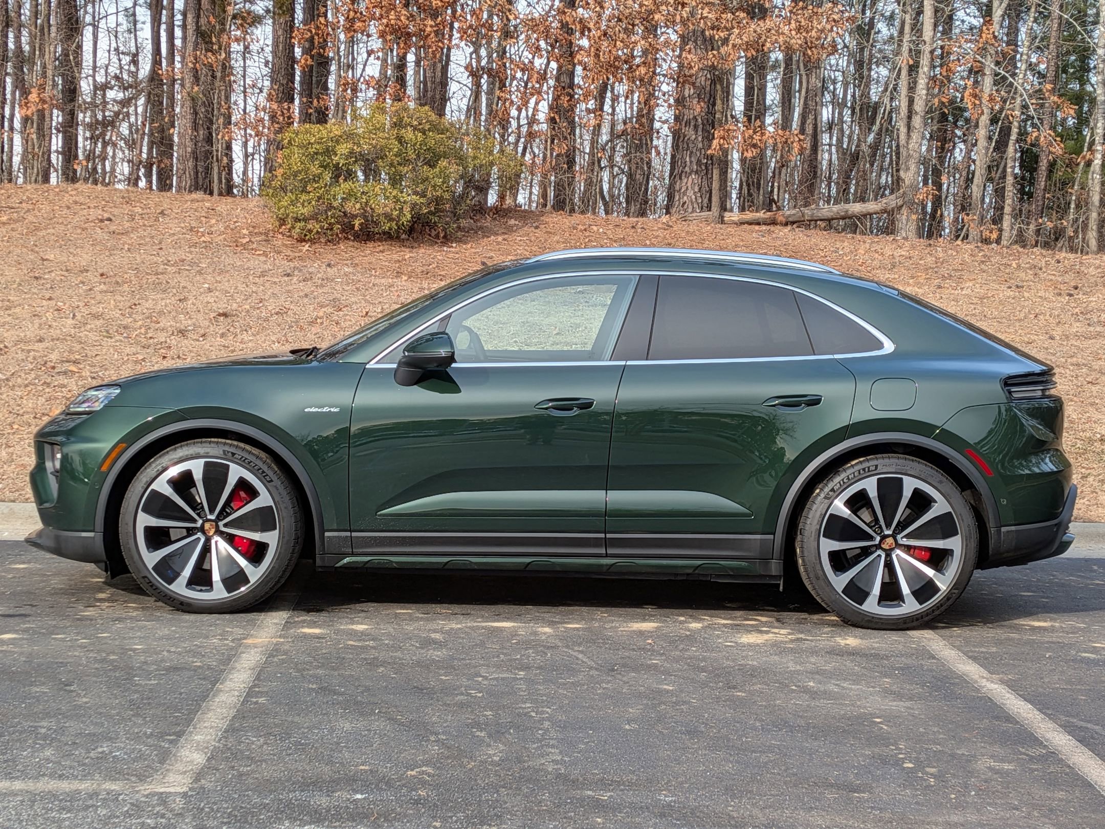 Certified 2025 Porsche Macan 4S Electric AWD/4WD image 2