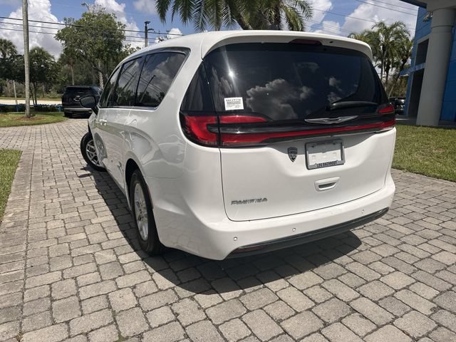 Used 2024 Chrysler Pacifica Touring FWD image 12