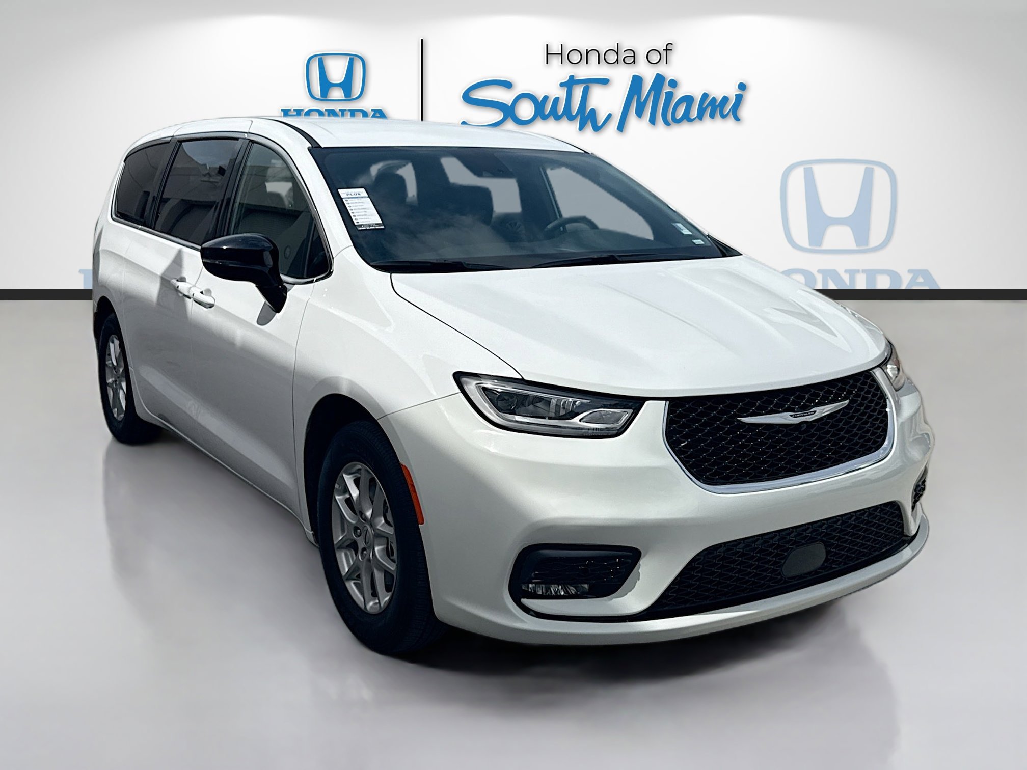 Used 2025 Chrysler Pacifica Select FWD image 1