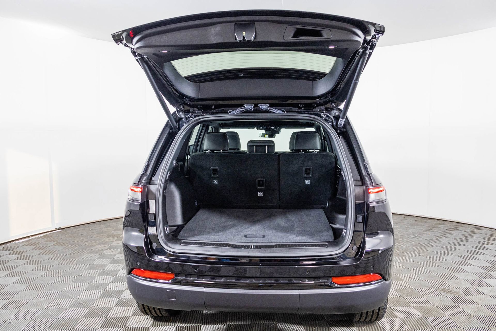 Used 2025 Jeep Grand Cherokee Altitude image 35