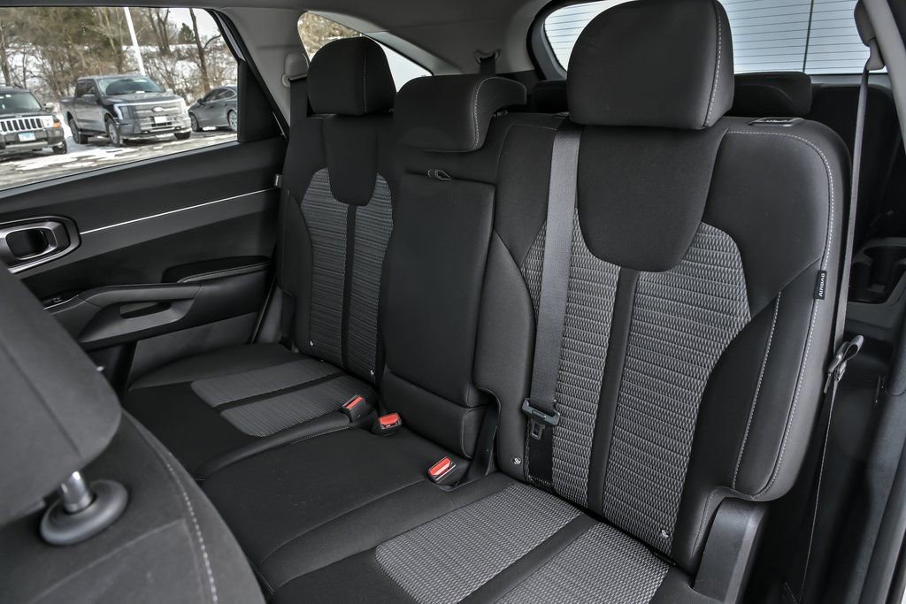 Used 2025 Kia Sorento LX image 16