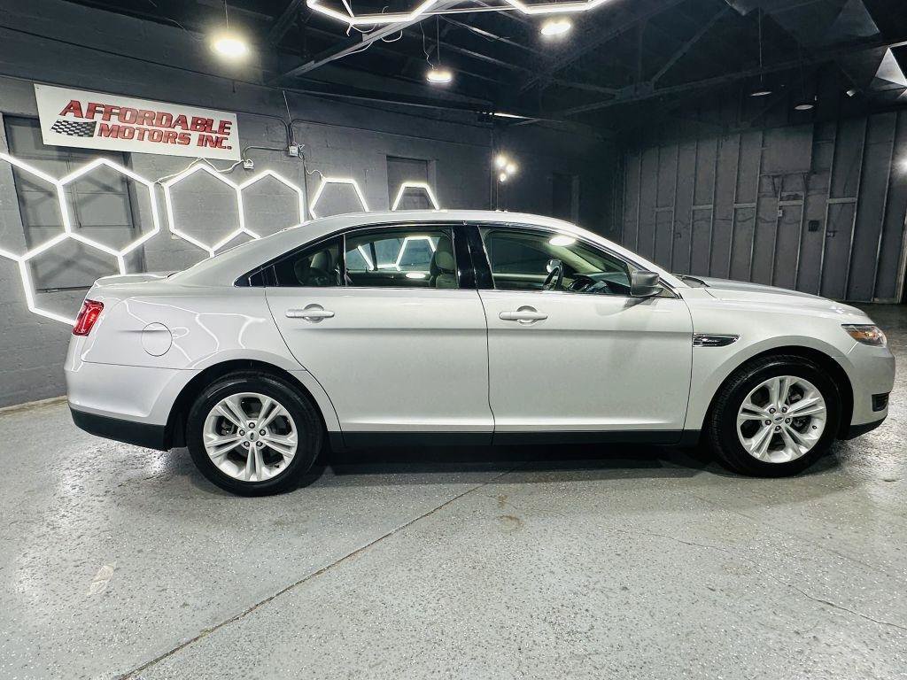 Used 2017 Ford Taurus SE FWD image 7