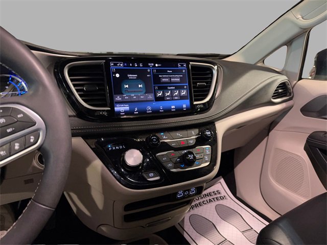 Used 2023 Chrysler Pacifica Touring-L image 17