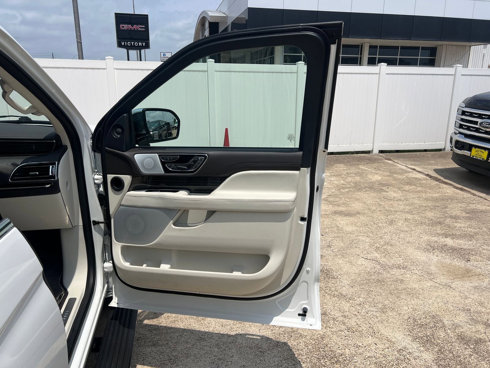 Used 2024 Lincoln Navigator Black Label AWD/4WD image 10