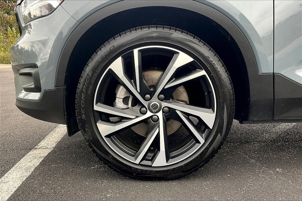 Used 2021 Volvo XC40 T5 R-Design w/ Climate Package image 9