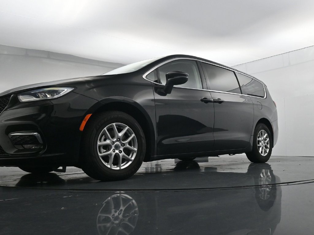 Used 2023 Chrysler Pacifica Touring-L FWD image 34