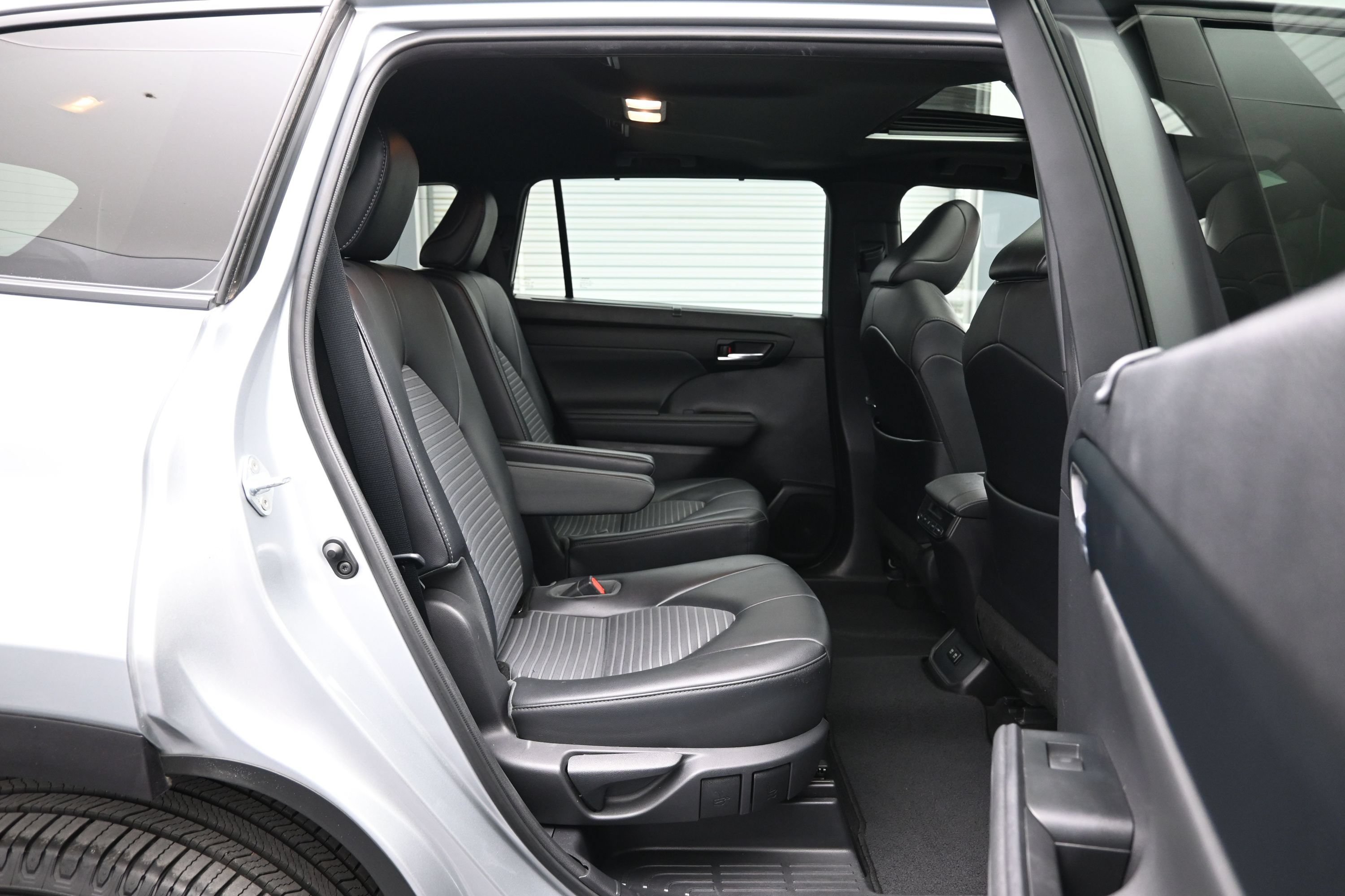Used 2021 Toyota Highlander XSE FWD image 12