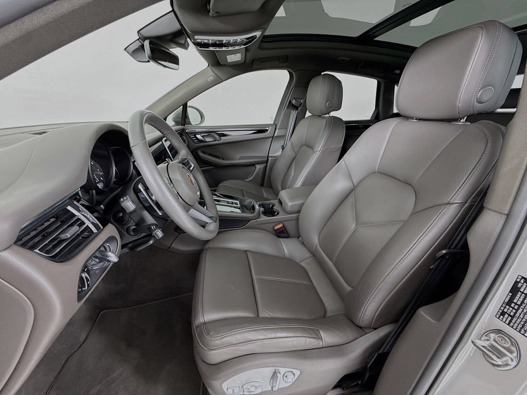 Used 2025 Porsche Macan AWD/4WD image 5
