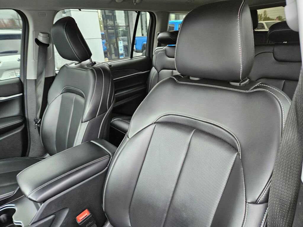 Used 2023 Jeep Grand Cherokee L Limited w/ Luxury Tech Group II AWD/4WD image 17