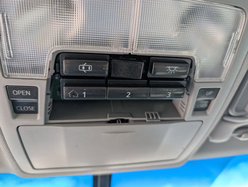 Used 2013 Toyota Camry XLE w/ Convenience Pkg FWD image 12