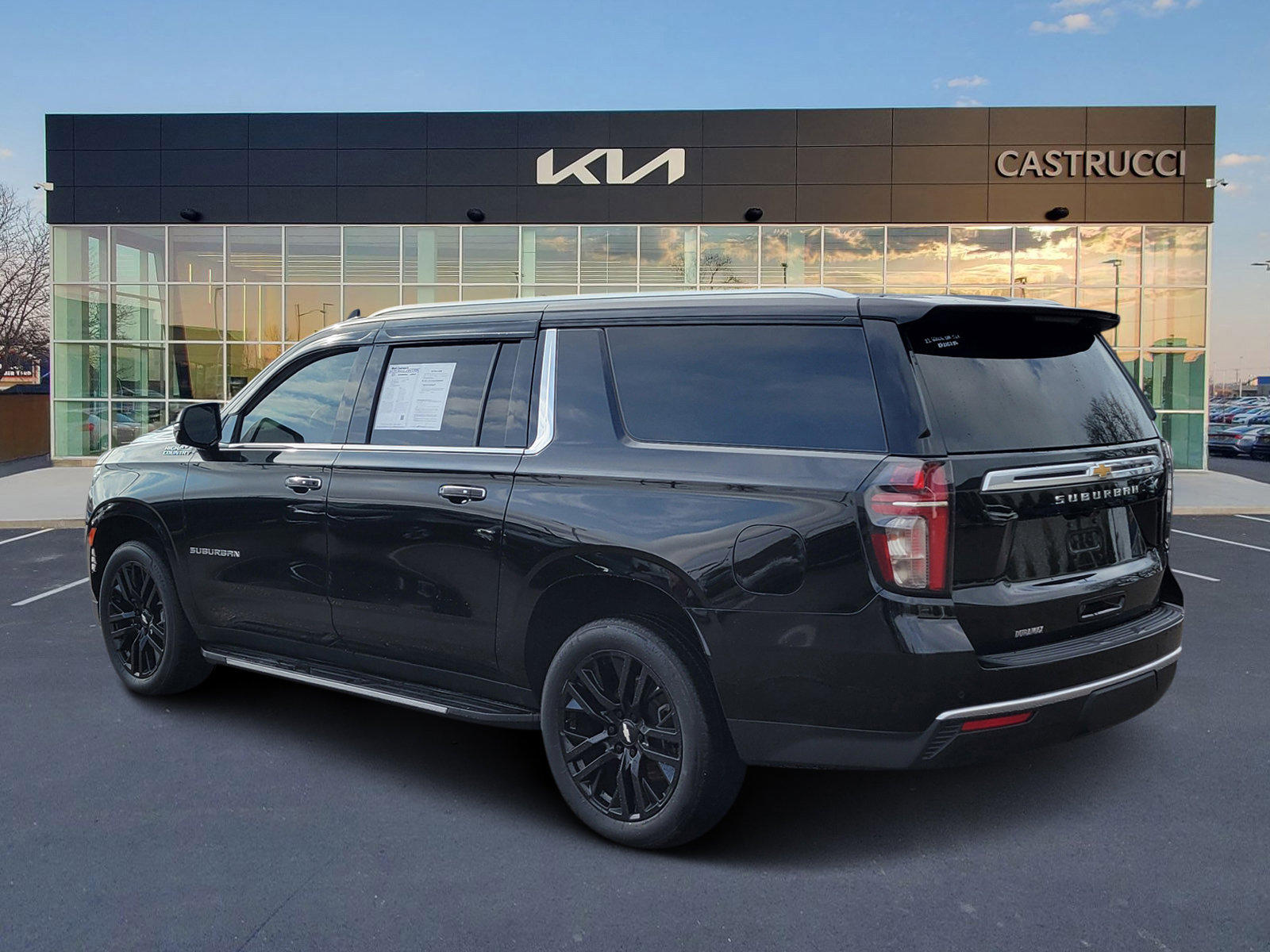 Used 2023 Chevrolet Suburban High Country image 3
