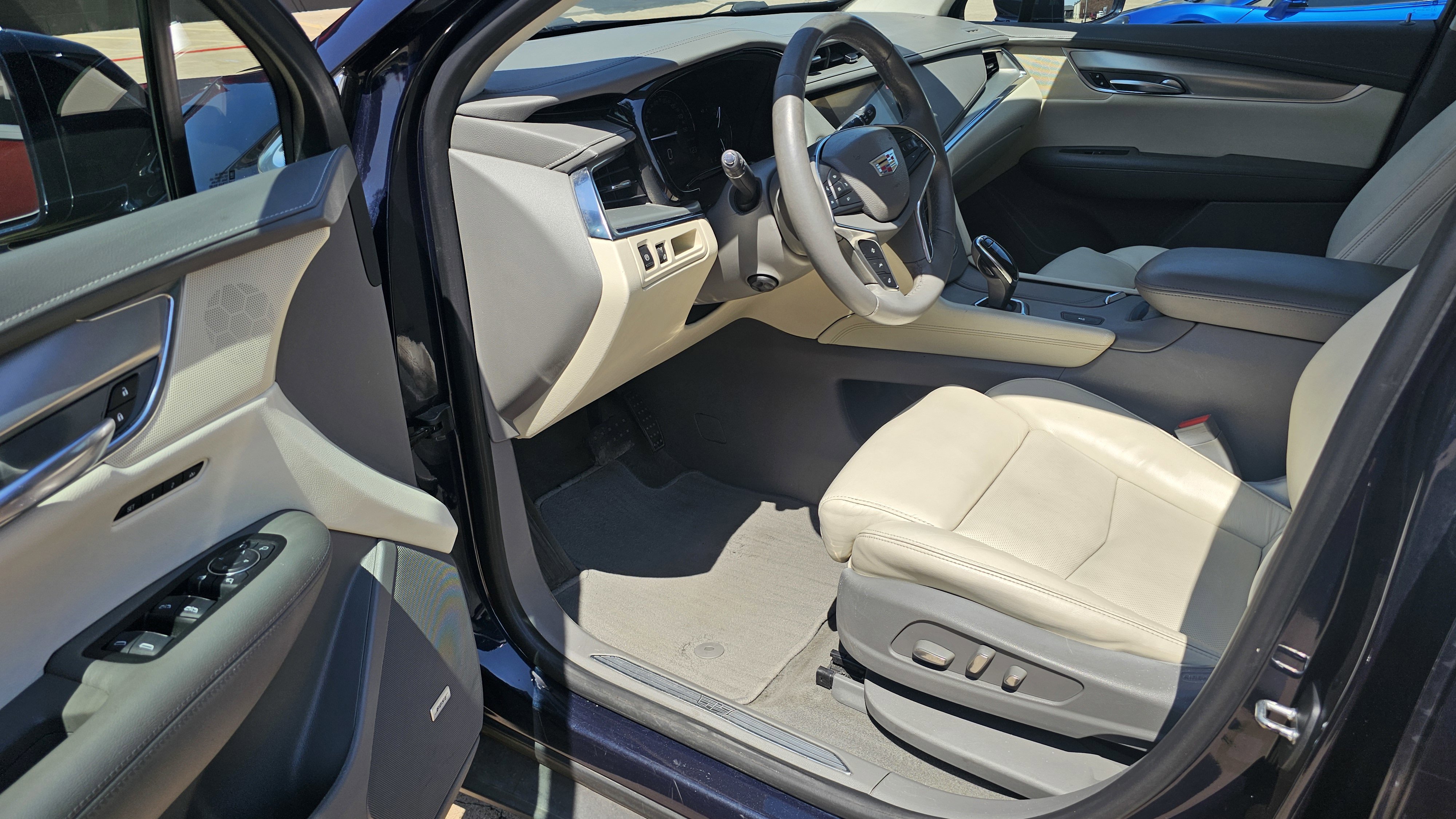 Used 2017 Cadillac XT5 Luxury w/ Driver Awareness Package FWD image 23