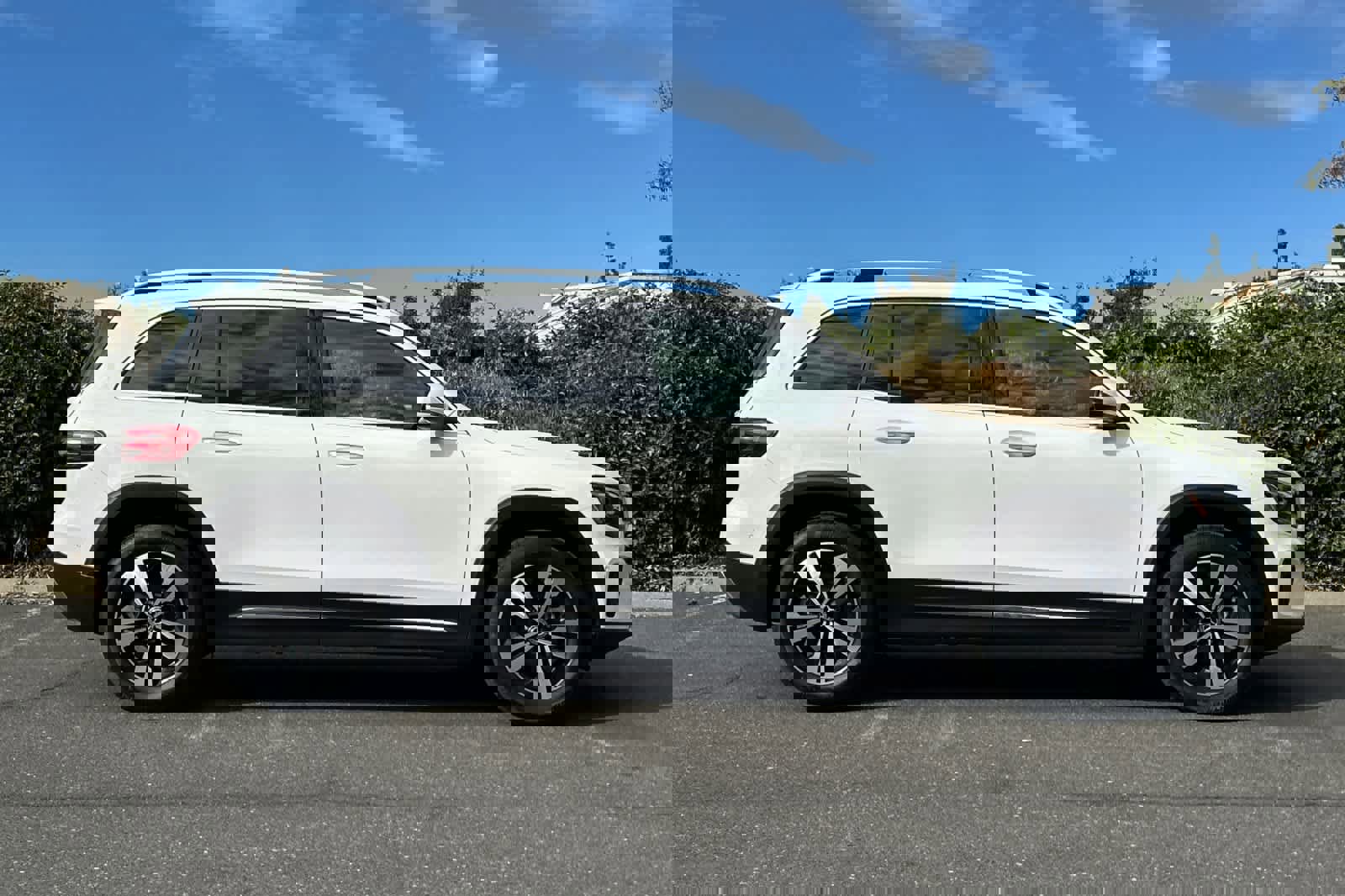 New 2025 Mercedes-Benz GLB 250 4MATIC image 2