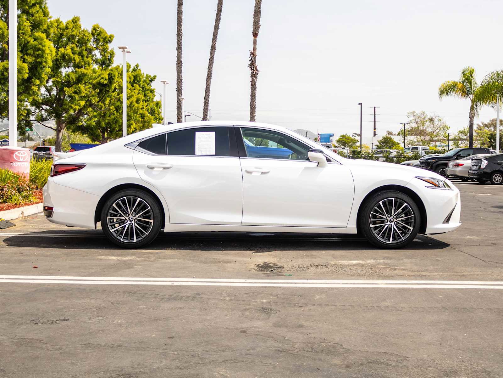 Used 2025 Lexus ES 300h w/ Premium Package image 5
