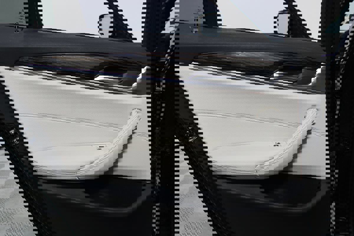 Used 2023 BMW 530e 530e w/ M Sport Package image 28