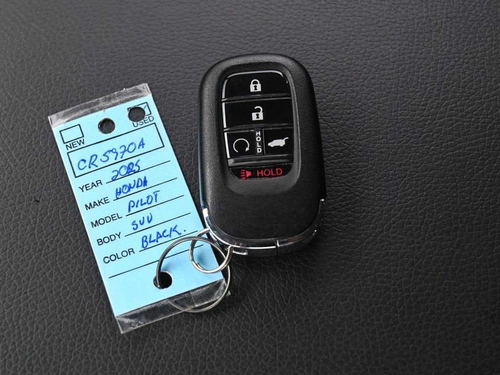 Used 2025 Honda Pilot EX-L image 18