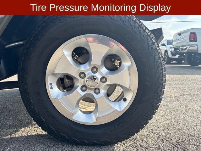 Used 2015 Jeep Wrangler Unlimited Sahara w/ Connectivity Group AWD/4WD image 7