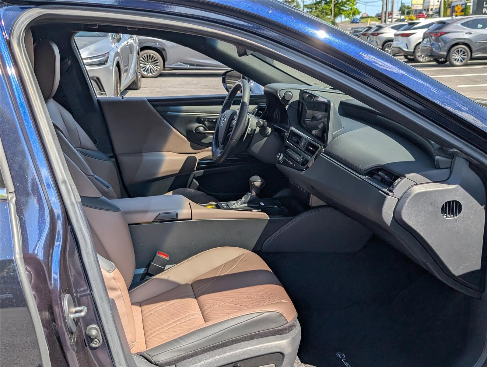Used 2025 Lexus ES 300h w/ Technology Package FWD image 11