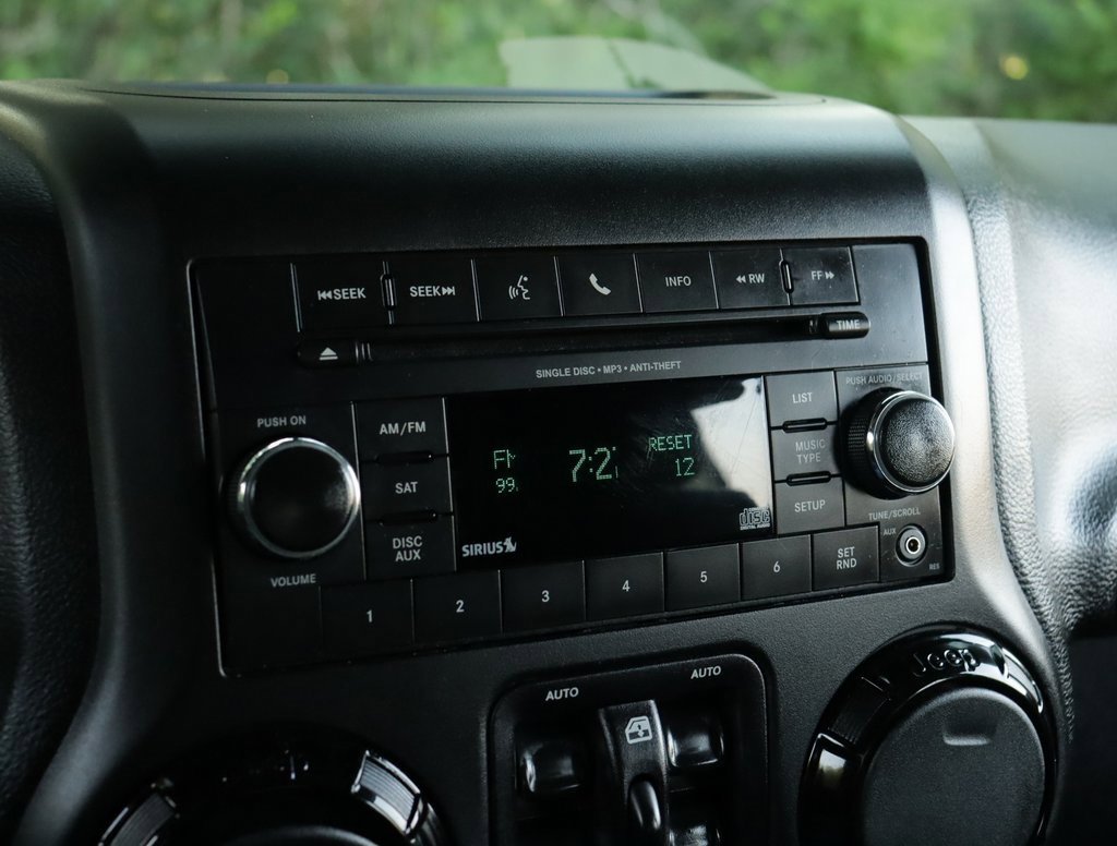 Used 2015 Jeep Wrangler Unlimited Sahara image 12