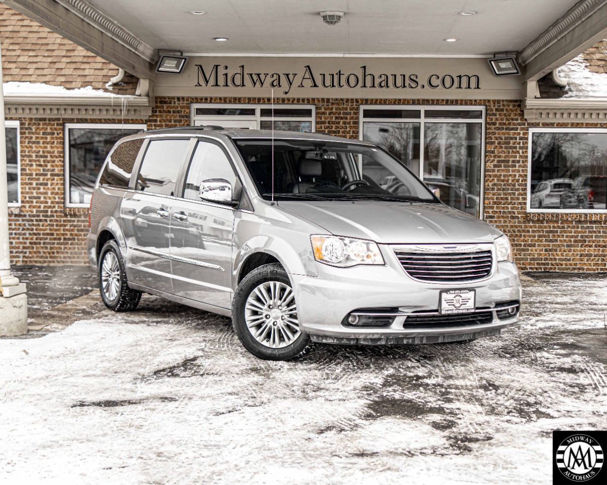Used 2015 Chrysler Town & Country Touring-L w/ Driver Convenience Group image 3
