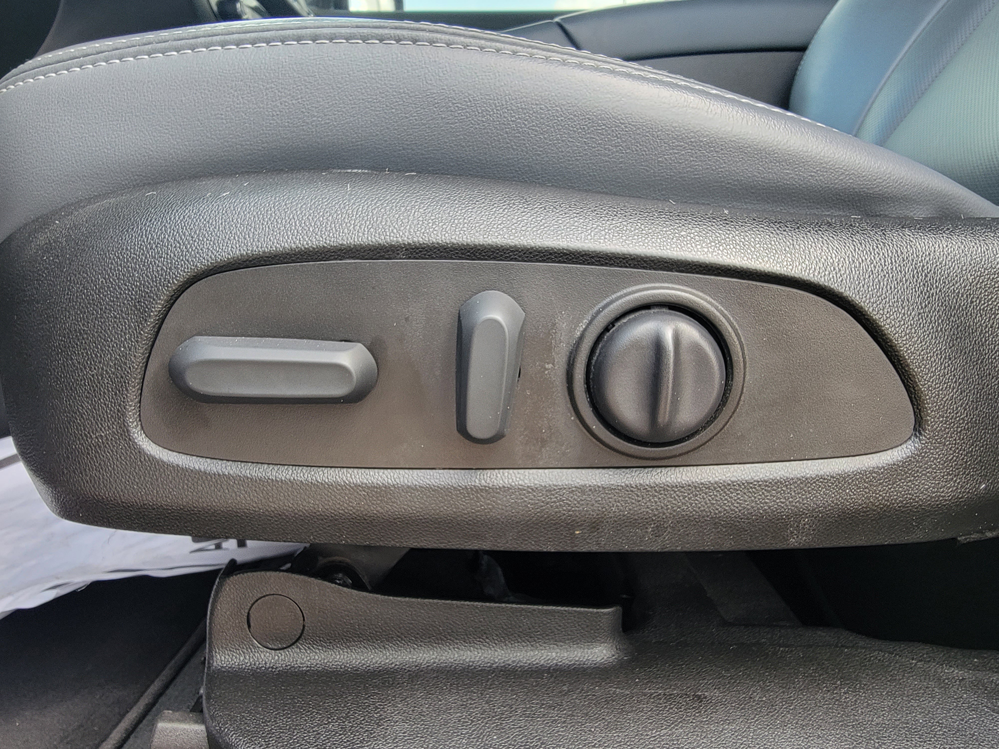 Used 2023 Buick Enclave Essence image 18