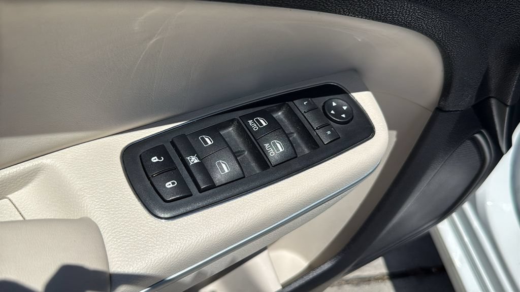 Used 2018 Chrysler 300 Touring L RWD image 20