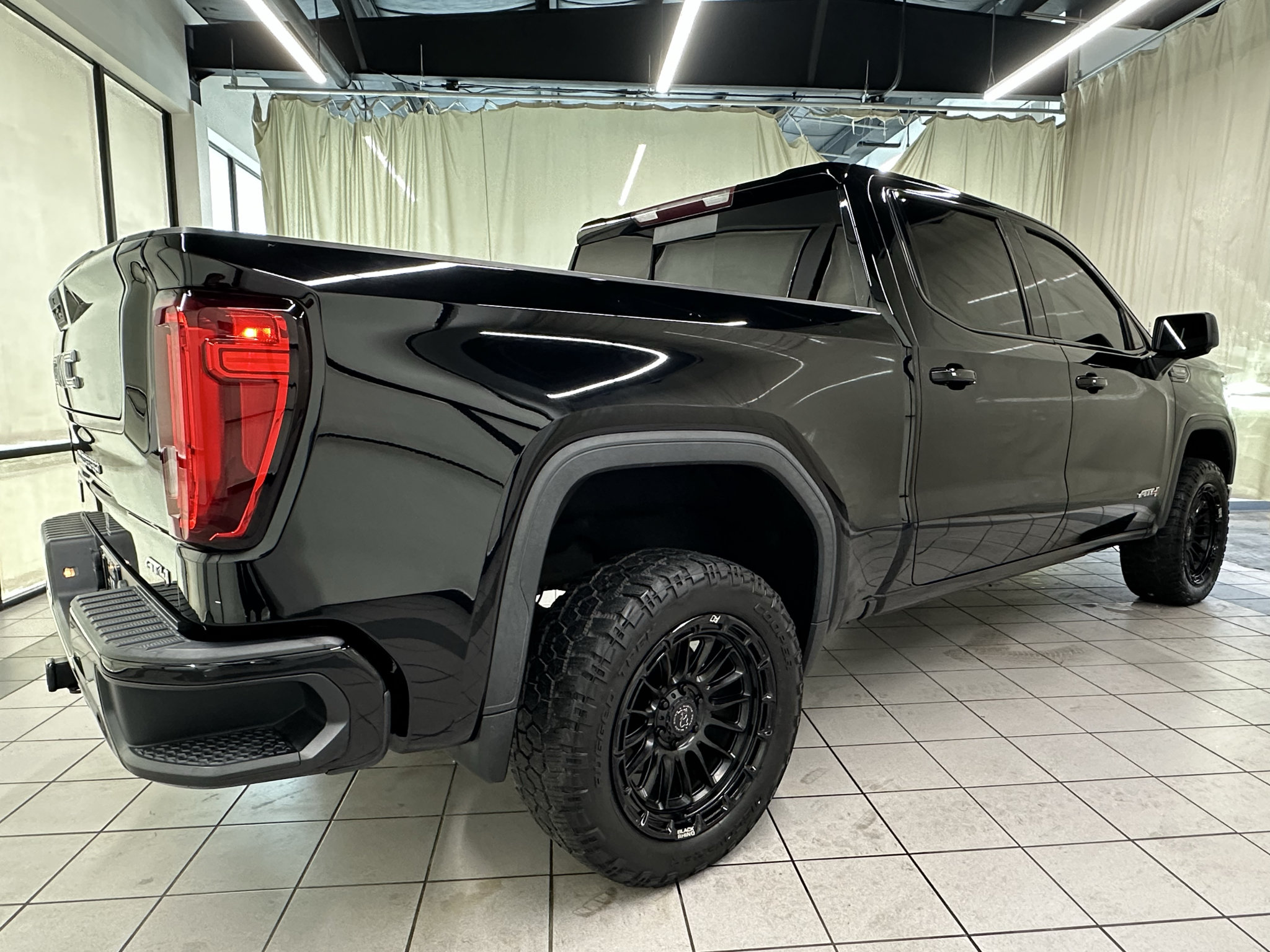 Used 2021 GMC Sierra 1500 AT4 w/ AT4 Preferred Package AWD/4WD image 3