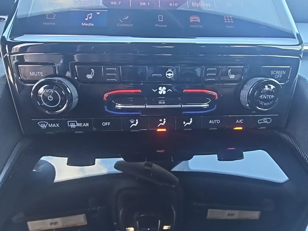 Used 2024 Jeep Grand Cherokee Limited w/ Black Appearance Package image 20