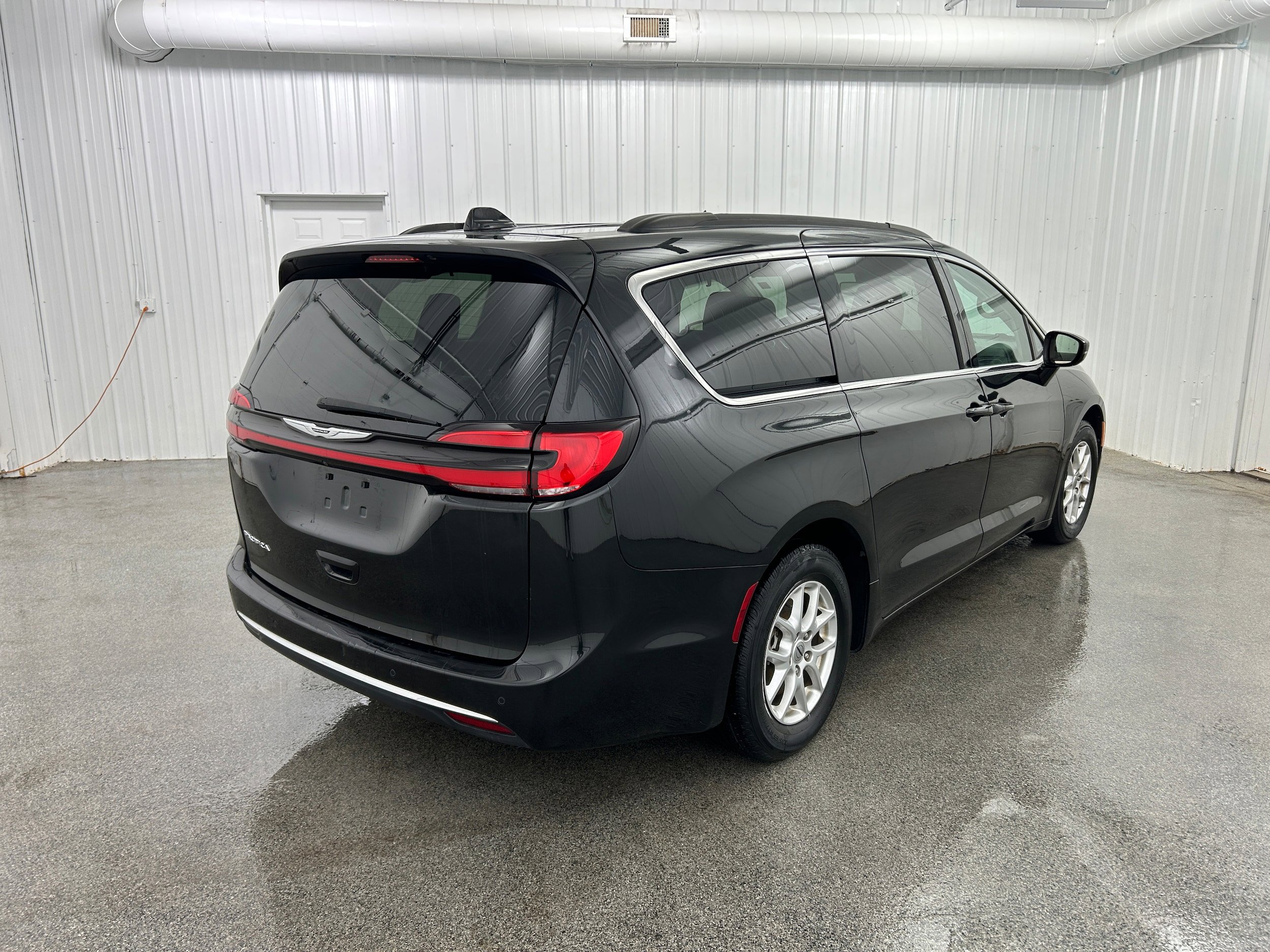 Used 2022 Chrysler Pacifica Touring-L FWD image 36