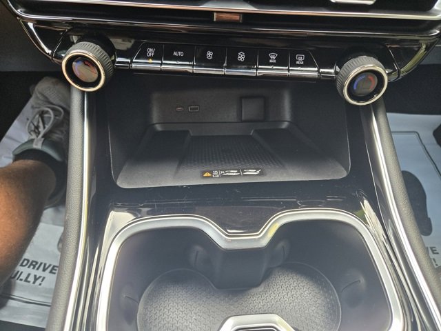 Used 2025 Chevrolet Traverse LT image 30