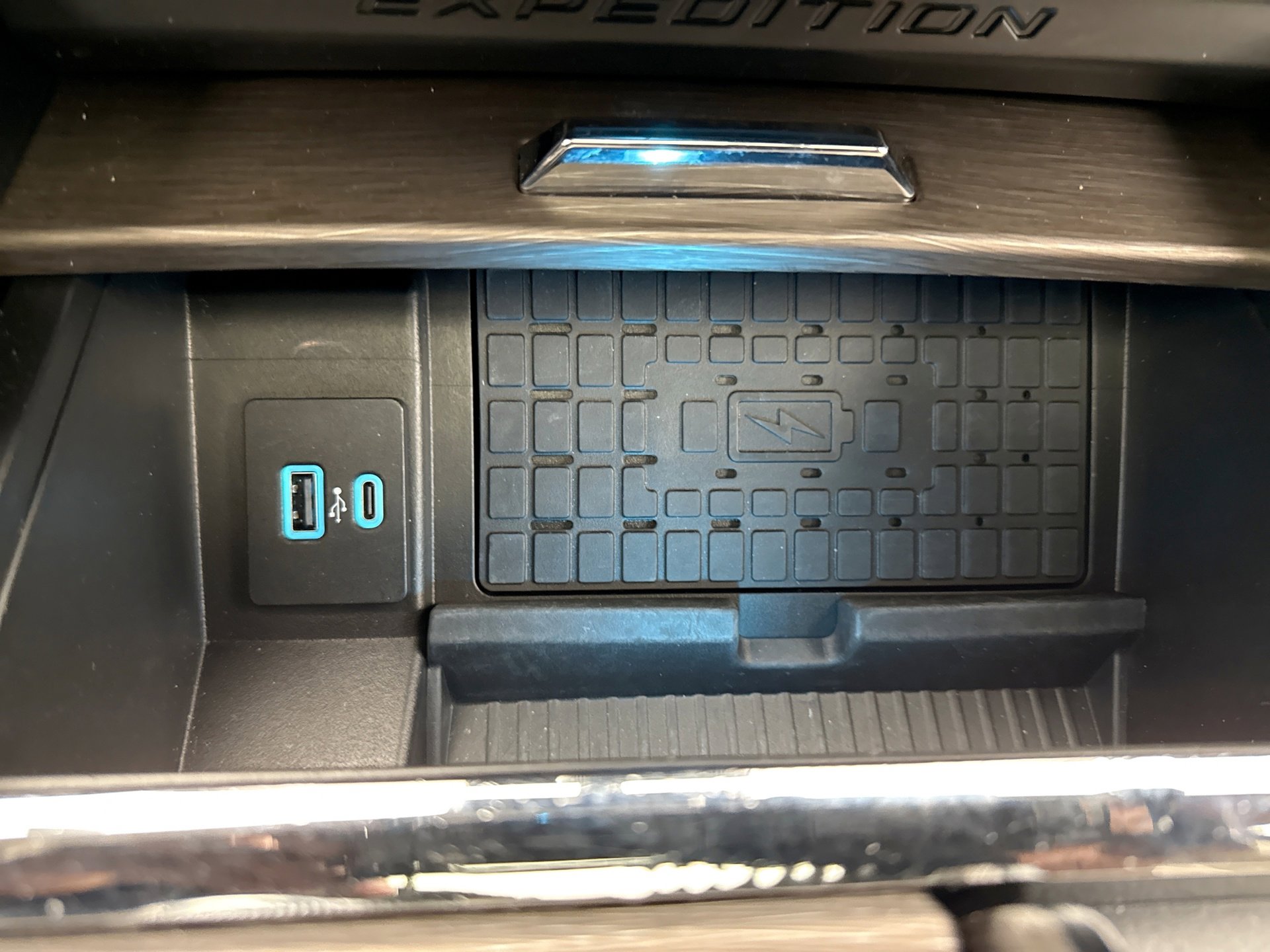 Used 2022 Ford Expedition Limited image 18