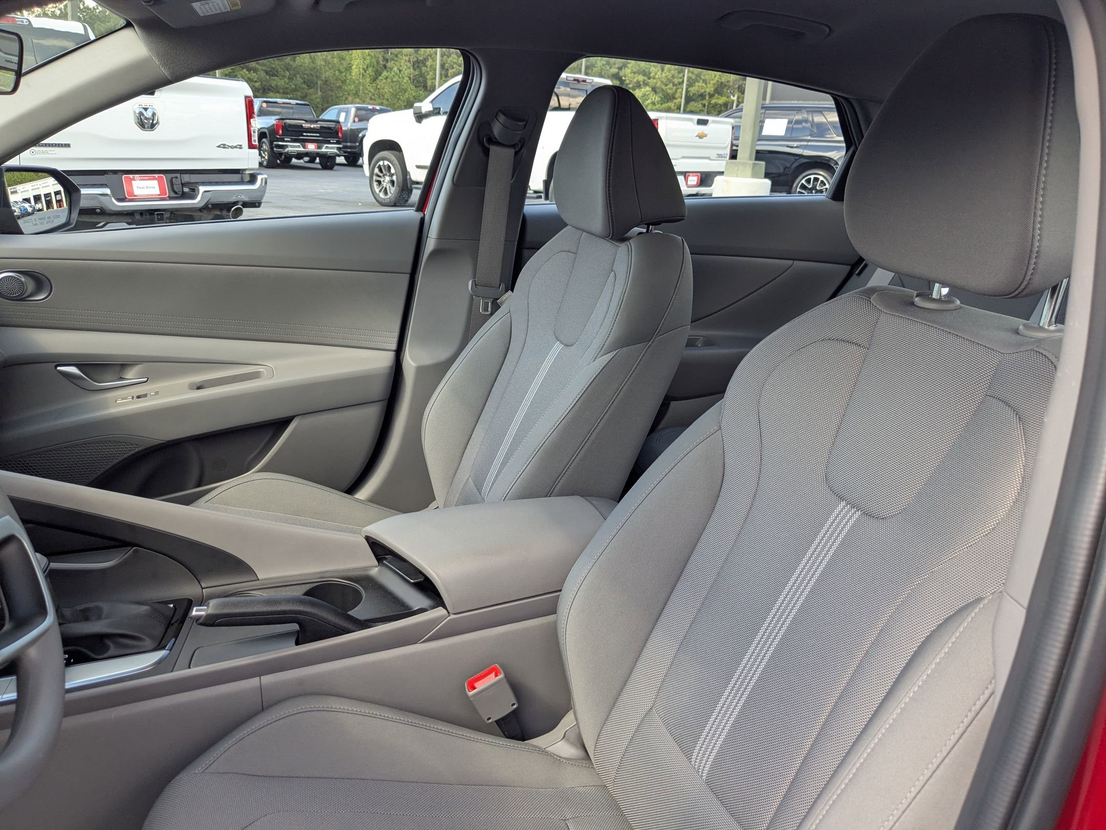 Used 2025 Hyundai Elantra SE image 14
